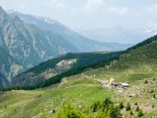 Almageller H�henweg  Hofer�lpji. �berm Wald ist das Hochplateau Siwibode zu sehen, wo mich der Weg noch hinf�hren wird. Bis zur Alp F�riga, die noch ein St�ck dahinter liegt, hoffe ich einen Abstiegsweg ins Tal zu finden,  muss dann aber sehr schnell wieder zur�ck, um �ber Heimischgartu abzusteigen.