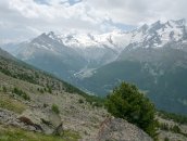 Almageller H�henweg  Nach dem ich mit der Seilbahn wieder eine Station hinunter gefahren bin, gehe ich auf dem Almageller H�henweg nun in die andere Richtung, wo er sich zun�chst �ber weite Block- und Ger�llfelder zieht.