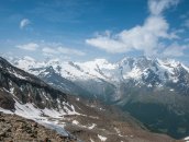 Hohsaas  Von hier oben geniesse ich einen kaum verschleierten Blick auf die Mischabelgruppe (rechts), Alphubel und Allalinhorn, fortgesetzt von weiteren Gipfeln in Richtung Monte Rosa links.