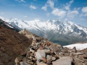 Hohsaas  Von hier oben hat man einen tollen Blick auf die Kette der Viertausender gegen�ber. In der Mitte der Alphubel, gefolgt von der Mischabelgruppe rechts. Neben dem Hohbalmgletscher ist ganz rechts der Bidergletscher zu sehen, zu dem ich tags zuvor hinaufgeschaut hatte.