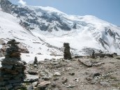 Hohsaas  ...wo auf einem Minigipfel verschiedene Steinm�nnchen aufgebaut sind.